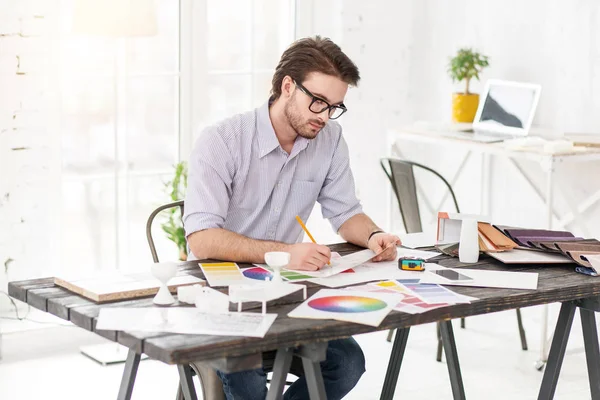 Serieuze werknemer die werkt aan een project — Stockfoto