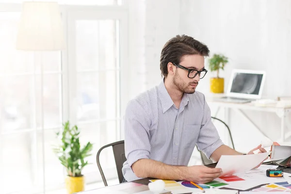 Professioneller Mitarbeiter, der an einem Projekt arbeitet — Stockfoto