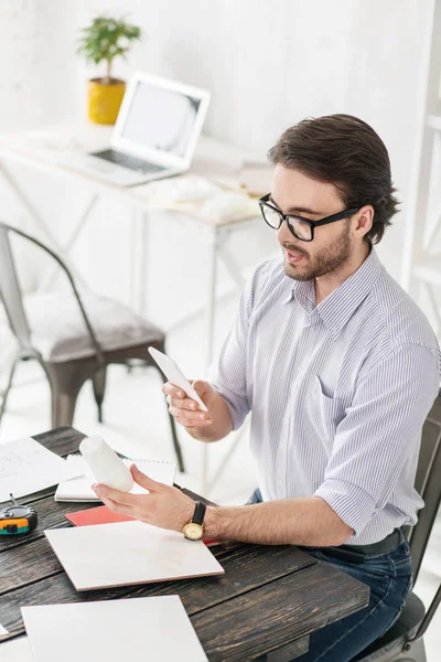 Hombre inspirado tomando fotos de un objeto blanco — Foto de Stock