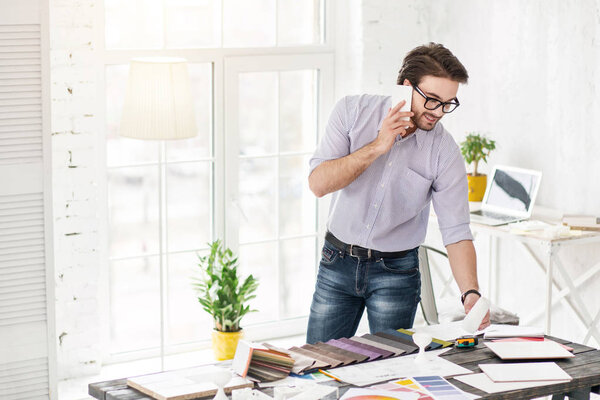 Менеджер по оповещению обсуждает работу по телефону
