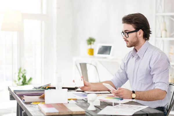 Gerente serio sentado a la mesa — Foto de Stock