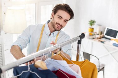 Onun ofisinde çalışan mutlu stilist