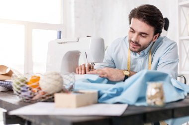 İlham terzi dikiş makinesi üzerinde çalışma