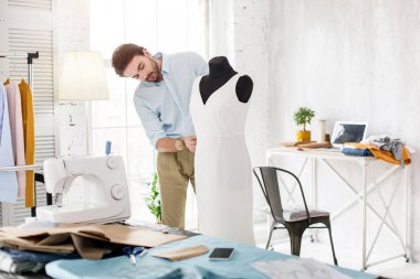 Yeni bir elbise çalışma gülümseyerek terzi