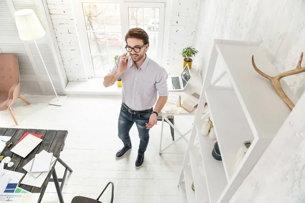 Empresario inspirado hablando por teléfono — Foto de Stock