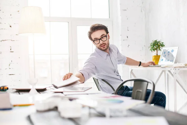 Alarmmanager arbeitet an seinem Computer — Stockfoto