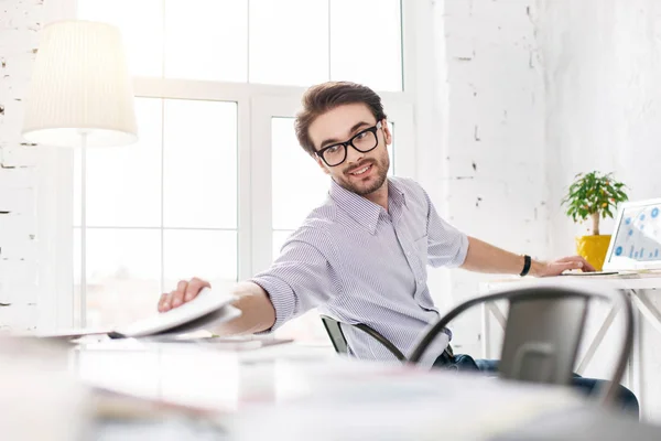 Sastre serio trabajando en un vestido nuevo — Foto de Stock