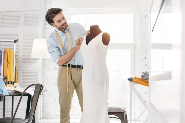 Sastre sonriente trabajando en un vestido nuevo — Foto de Stock