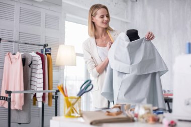 Neşeli kadın terzi kumaş toplama