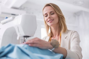 Mutlu kadın terzi dikiş kumaş