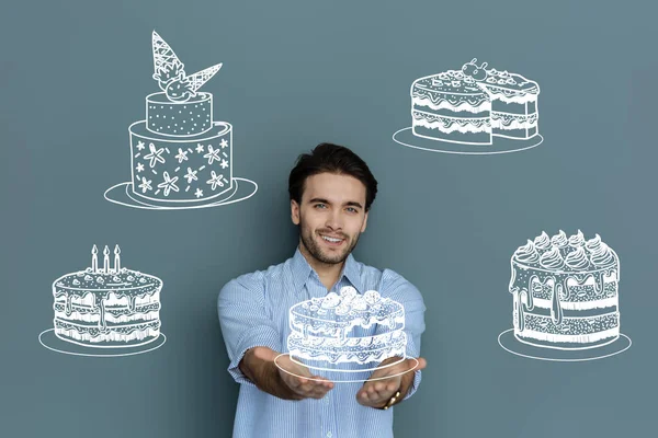 Profesjonalnych cukiernik uśmiechający się pokazując jego pyszne ciasta — Zdjęcie stockowe