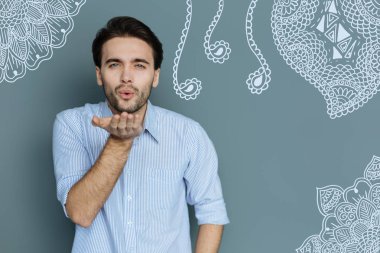 Romantik adam yapma hava öpücük arkadaşına baktığı ararken