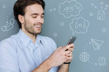 Duygusal öğrenci online sohbet ederken gülümseyen