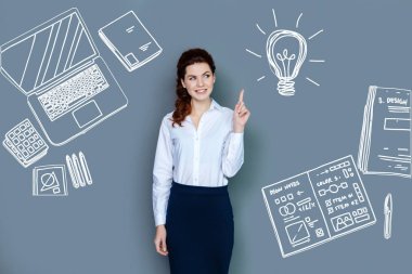 Güzel bir fikir elde ederken gülümseyen yaratıcı web geliştirici