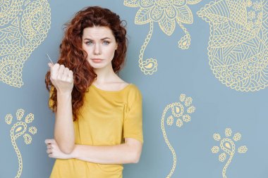 Bir kredi kartı tutan ve mutsuz bakarak üzgün serbest çevirmen