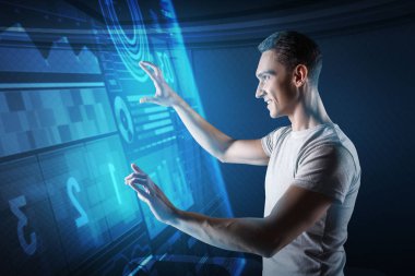 Akıllı web geliştirici ofisinde çalışırken gülümseyen