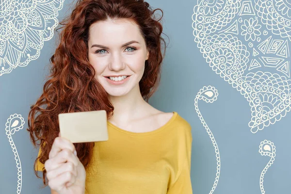 Kredi kartı ile ayakta ve seyir gülümseyen genç kadını tatmin — Stok fotoğraf