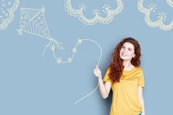 Vrolijke student glimlachen tijdens het vliegen een vlieger in een zomerkamp — Stockfoto