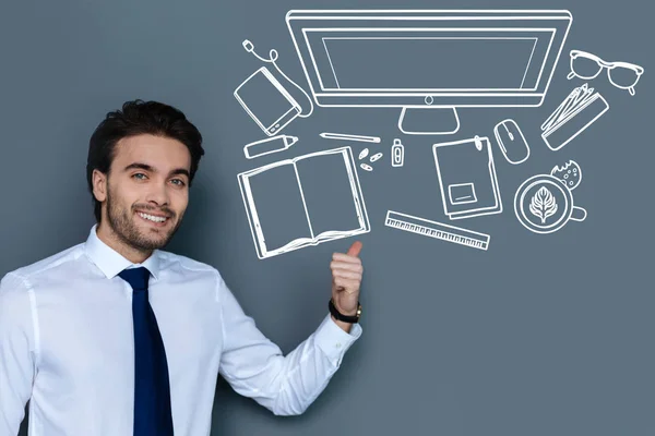 Positivo insegnante sorridente mentre mostra il suo posto di lavoro — Foto Stock