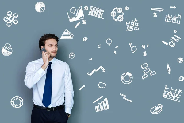 Lugn affärsman söker allvarliga medan du pratar i telefon — Stockfoto