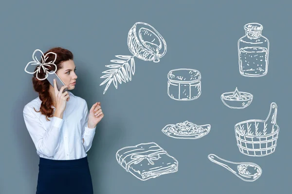 Calma segretaria parlando al telefono mentre fa un ordine di cibo — Foto Stock