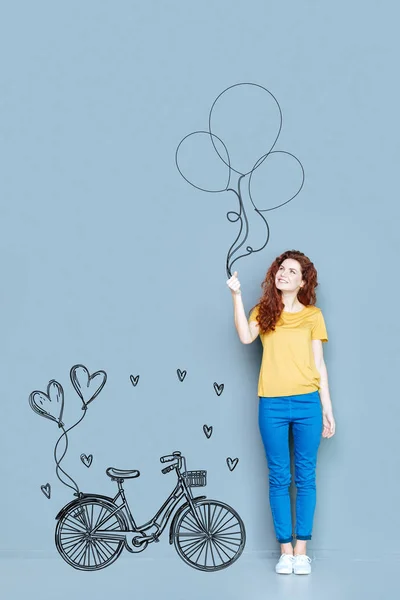 Mujer romántica sosteniendo globos y pensando en su novio —  Fotos de Stock