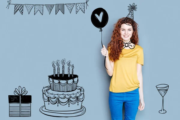 Positiv tjej som håller en ballong samtidigt fira sin födelsedag — Stockfoto