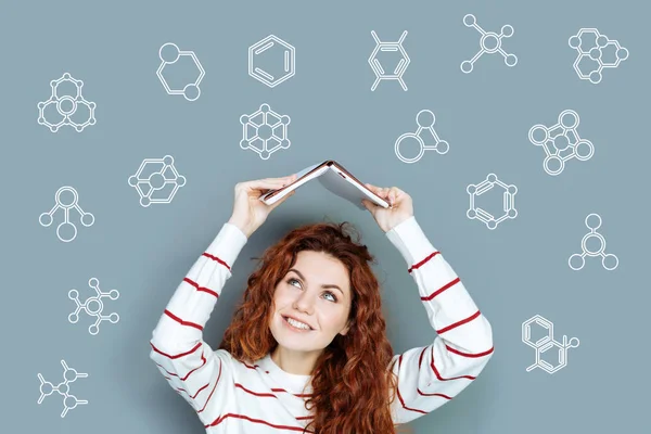 Estudiante sonriente sosteniendo un cuaderno y disfrutando de su lección de química — Foto de Stock