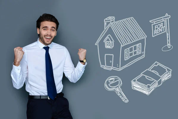 Agente immobiliare emotivo che celebra il successo dell'affare e si sente felice — Foto Stock