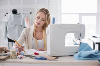 Kadın modacı skeçler çalışma musing