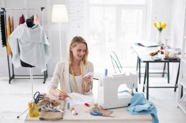 Özenli memnun craftswoman yanıt veren mesaj