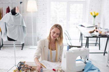 Düşünceli gay craftswoman düzeltme kroki