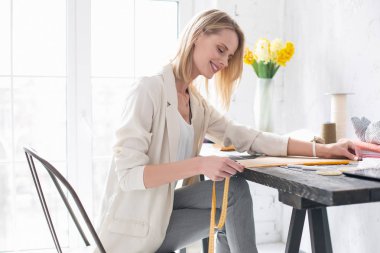 Pozitif neşeli craftswoman ölçüm desen