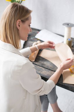 Desenleri karşılaştırarak mutlu kadın terzi