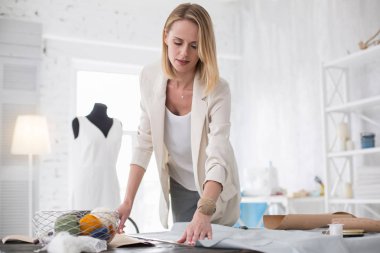 Kadın terzi kumaş üzerine desen çizimi odaklı