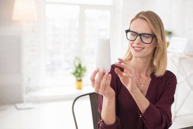 Örnek değerlendirme neşeli kadın Tasarımcısı