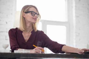 Kadın tasarımcı kalem kullanarak ilham