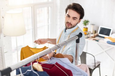 Onun ofisinde çalışan stilist konsantre