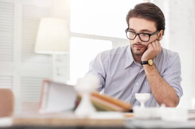 Ciddi adam yeni proje hakkında düşünme