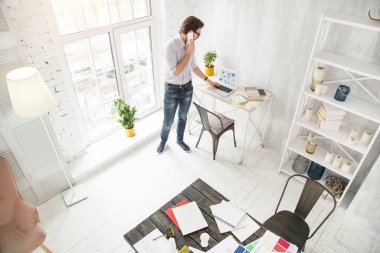 Telefonda konuşurken başarılı genç yönetici