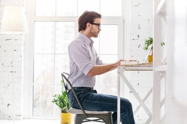 Dizüstü bilgisayarda çalışma kararlı Yöneticisi