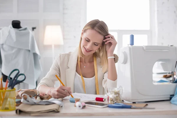 Positive weibliche Couturier-Zeichnung Umriss — Stockfoto