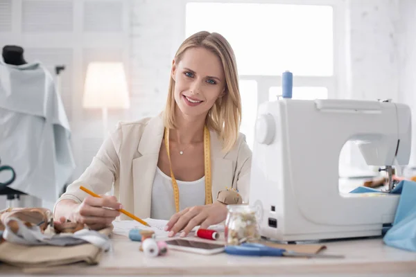 Gelukkig vrouwelijke couturier schetsen — Stockfoto