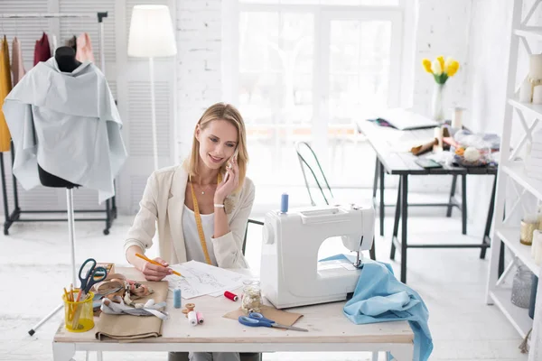 Joyeux beau artisan répondant à l'appel téléphonique — Photo