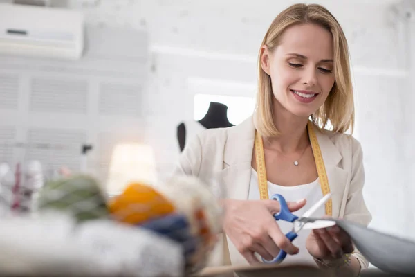 Kreativa kvinnliga sömmerska skära tyg — Stockfoto