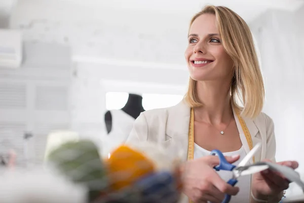 Dreamful dressmaker mujer haciendo corte — Foto de Stock