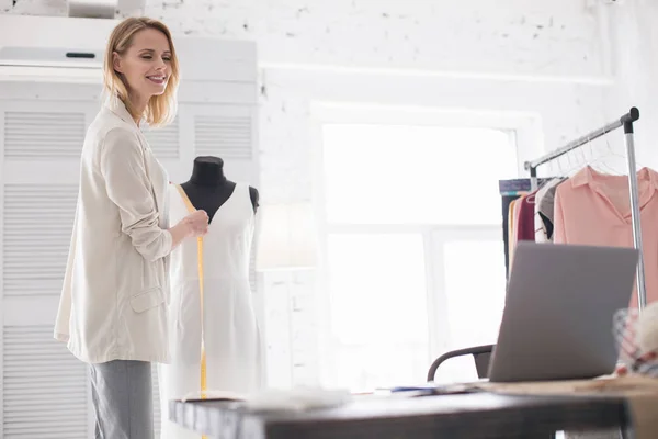 Alegre mujer couturier dando consejos en línea — Foto de Stock