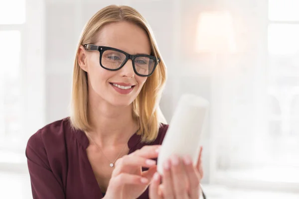 Feliz diseñador femenino estudiando muestra — Foto de Stock