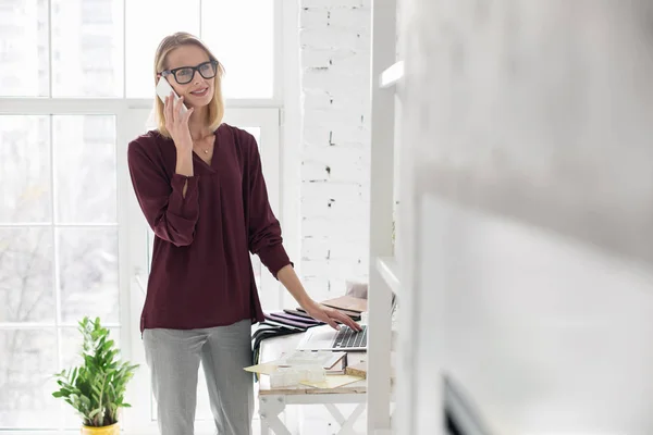 Ispirato freelance femminile discutere progetto — Foto Stock