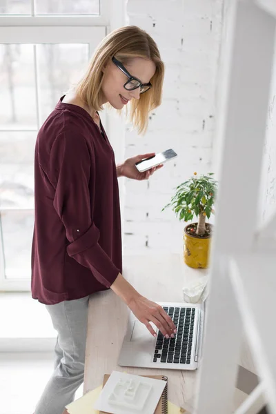 Musing hermosa mujer de negocios fijar cita — Foto de Stock